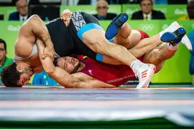 男子古典式摔跤98公斤级：土耳其、伊朗选手获铜牌图片