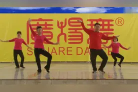 阿拉伯之夜 54岁广场舞大叔和妹妹们一起嗨跳减肥瘦身类广场舞图片