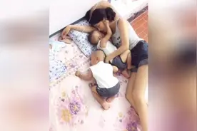 大长腿妈妈陪双胞胎儿子睡觉，画面很美，生了双胞胎身材还那么棒图片