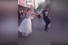 绝对真爱！婚纱大叔使出洪荒之力向小伙求婚