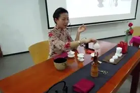 让美女来教你泡茶，整个过程，怎么看，都让人觉得舒服图片