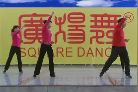 54岁广场舞大叔和妹妹们一起嗨跳减肥瘦身的韩国现代舞《纯情》图片