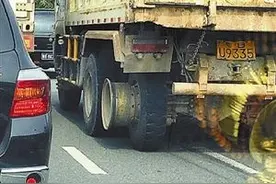 “小金刚”忒大胆 缺个轮子照样跑图片