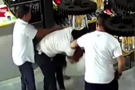 城管收卫生费期间暴打女店员，县政府通报：涉事城管被开除视频封面