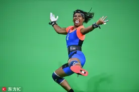 打拳撕衣翻跟斗 举重选手多才多艺花式庆祝图片