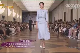 上身短款黑衬衫，搭配黑色裸腿裤，珍珠饰品体现女性高贵优雅