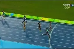 田径变排球？两次鱼跃撞线 猛女俯冲夺金(gif)图片