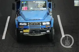 开车打电话被拍下也要遭罚单了：扣2分罚100元图片