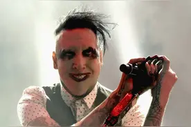 实力翻白眼！摇滚魔王玛丽莲·曼森小丑妆容开唱 鬼魅邪笑露银牙纹身亮眼图片