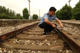 好神奇呀，原来两根钢轨之间还有电路呢！图片