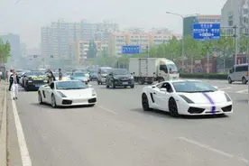 山东小伙130辆好车迎娶俄罗斯姑娘，加长版悍马就有40辆图片