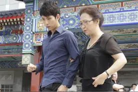 62岁朱时茂的64岁妻子及儿子近照，24岁儿子颜值超爹太多图片