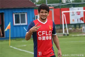 野牛拍照秀剪刀手 热鸟训练中卖萌图片