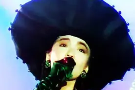 陈慧娴唯一一次戴黑色大礼帽唱千千阙歌，非常罕见的经典演唱！图片