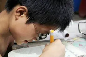 11岁儿童2000多度近视 不知道亲妈啥样图片