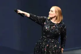 忘词了你们唱！阿黛尔菲尼克斯激情开吼，坚持一条黑裙走遍全世界图片