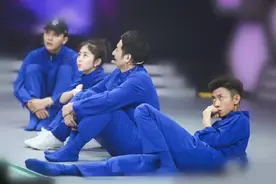 维嘉调侃张一山姿势妖娆旁观者白眼，更喜欢他俩谁的衣品呢？图片