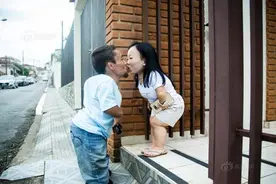 世界上最矮的情侣 ，我们虽矮，却是很相爱！图片