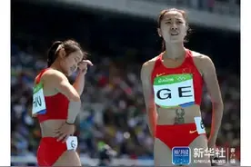 不公！女子接力美国掉棒竟“神奇”单独重赛 挤掉中国进决赛图片