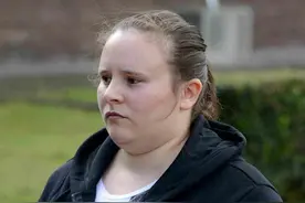 英国女子喝醉后杀了两条蟒蛇，还把蛇头给吞了！图片