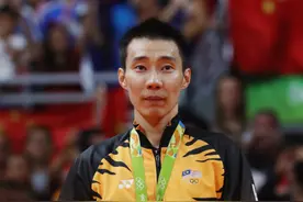 头顶有座山！李宗伟曾被译李崇伟 练羽毛球前是篮球运动员图片