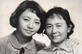 宋丹丹病床前与母亲四手紧握的画面为之动容，老人家走好图片
