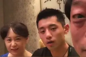 张继科和爸妈一起做直播，教学乒乓球，并自曝理想结婚年龄图片