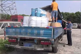 普通货车罔顾安全跑运输 黑布掩藏2吨危险品图片