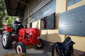 保时捷造拖拉机也有一手，经典拖拉机成收藏家们的宝贝图片