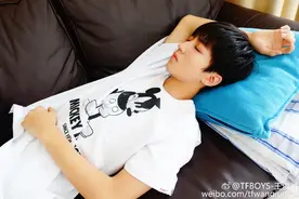 王俊凯的一天：起床 上班 工作 累瘫 网友：醒来 睡觉 想你图片