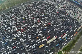 今年国庆你开着车子加满油，我们去高速看堵车可好图片