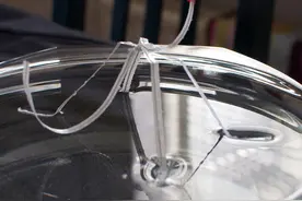 由铁丝制成的小怪物，它居然能够站立在水面上图片