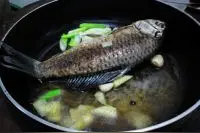 鲫鱼肉质细嫩，肉味甜美，营养价值很高，所以我就弄道香辣焖鲫鱼图片