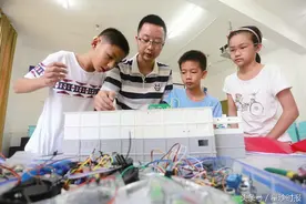 3D打印的智能教室“活”了 小小创客从北京载誉归来图片