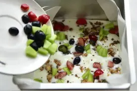 吃货原来酸奶和士力架很配哦，缤纷酸奶块爽歪歪~图片