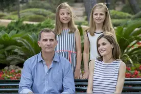 西班牙国王一家颜值高 王储莱昂诺尔公主白裙温婉大方遭妹妹抢镜图片