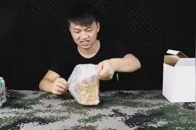 拆箱测评最近很火的“整蛊啤酒杯”，成功的把表弟表妹给骗了视频封面