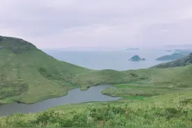 希望能朝九晚五，又能够浪迹天涯，一个人看尽世间繁华图片