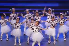 幼儿舞蹈《奶牛舞》，憨态可掬，萌翻全场！