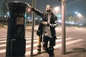 鹿晗合影上海网红邮筒的可爱鹿角被拆了! 谁干的!图片