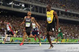 博尔特边笑边跑太轻松图片