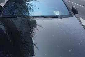 成都一奔驰车路边遭飞来横祸 挡风玻璃被砸出大坑图片