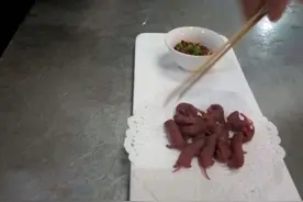 农村逮住一窝老鼠仔，一道美味和药酒就有材料了。三吱声和老鼠酒图片