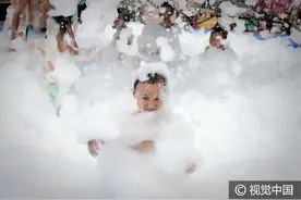 长沙：市民约战泡泡大战，“纯白世界”里尽情撒欢图片