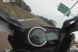 摩托车高速公路上追逐狂飙300KM/H，第一视角感受破风嘶吼图片