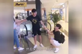 街头恶搞拍摄，全程实在是太欢乐，警察叔叔一脸懵逼图片