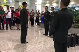 机场求婚发狗粮，兵哥哥这波操作霸气又暖