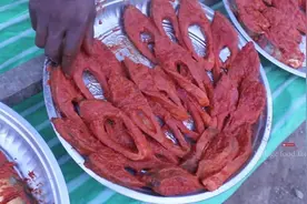 印度的炸鱼小吃摊，统统拌上调料，要什么鱼选中后现炸！图片