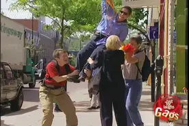 女子气球掉在地上，小伙帮忙捡起，尴尬的事情发生了！图片