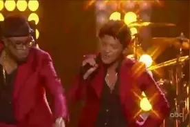 火星哥的现场这是百看不厌！这首Treasure点燃全场！图片